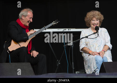 SHIRLEY COLLINS, CONCERTO, 2017: Leggenda folk SHIRLEY COLLINS con il polistrumentista Ian Kearey sul Mountain Stage al Glanusk Park, Brecon, Galles, 19 agosto 2017. Secondo giorno del festival musicale Green Man nelle Brecon Beacons Mountains in Galles. Credito: Rob Watkins. INFORMAZIONI: Shirley Collins, nata il 5 luglio 1935 a Hastings, Inghilterra, è un celebre cantante folk britannico. Conosciuta per la sua voce evocativa e la sua dedizione alla conservazione della musica folk tradizionale inglese, il suo lavoro ha profondamente influenzato il movimento di rinascita popolare e continua a ispirare. Foto Stock