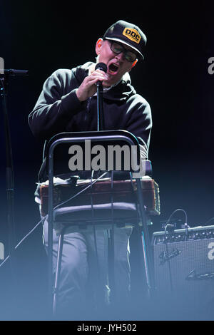 LAMBCHOP, CONCERTO, 2017: Kurt Wagner (in un berretto) cantante delle leggende di alt Country LAMBCHOP suona il Mountain Stage il 19 agosto 2017. Secondo giorno del festival musicale Green Man nelle montagne Brecon Beacons in Galles, Regno Unito. Credito: Rob Watkins. INFO: Lambchop è un gruppo musicale statunitense guidato da Kurt Wagner, noto per il loro suono che sfida il genere, che fonde influenze alt-country, soul, jazz ed elettroniche. Con testi introspettivi e arrangiamenti sperimentali, Lambchop crea uno stile unico e in evoluzione che sfida le classificazioni dei generi tradizionali. Foto Stock