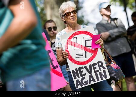 Kingston, Ontario, Canada. 19 Ago, 2017. Una donna tenere anti-segno nazista durante un anti-razzismo nel rally di Kingston, Ont., il 19 agosto, 2017. Credito: Lars Hagberg/ZUMA filo/Alamy Live News Foto Stock