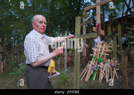 Grabarka, Polonia. 18 Agosto, 2017. Un anziano uomo tocca una croce. Alcuni 15.000 cristiano ortodosso di pellegrini portato croci, beveva acqua santa e pregato sul Monte Grabarka in Polonia orientale. Il monte santo di Grabarka, credeva di avere salvato delle persone da un epidemia di colera nel XVIII secolo, è il più sacro sito ortodossa in Polonia. Credito: Velar concedere/ZUMA filo/Alamy Live News Foto Stock