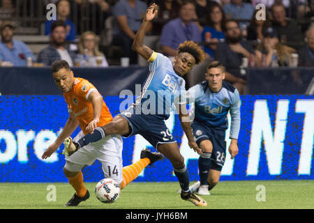 Vancouver, Canada. 19 Ago, 2017. Yordi Reyna (29) di Vancouver Whitecaps e Alex (14) di Houston Dynamo, in lotta per la sfera. Vancouver Whitecaps vs Houston Dynamo BC Place Stadium. Vancouver sconfigge Houston 2-1, con obiettivi di Vancouver da Fredy Montero e Yordy Reyna Credito: Gerry Rousseau/Alamy Live News Foto Stock