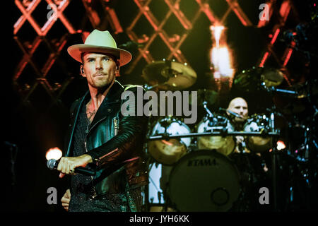 Londra, Regno Unito. 19 Ago, 2017. Matt Goss e Luke Goss di Bros riprodurre l'Arena O2, penisola di Greenwich, Londra sabato 19 agosto 2017. È stato 28 anni poiché i due fratelli gemelli che formano Bros giocato insieme. Credito: Julie Edwards/Alamy Live News Foto Stock