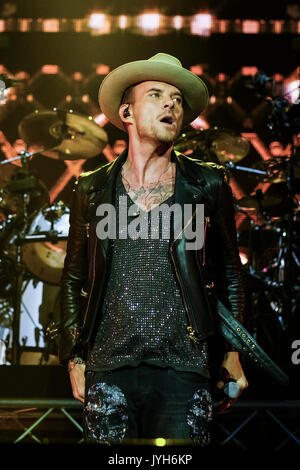 Londra, Regno Unito. 19 Ago, 2017. Matt Goss e Luke Goss di Bros riprodurre l'Arena O2, penisola di Greenwich, Londra sabato 19 agosto 2017. È stato 28 anni poiché i due fratelli gemelli che formano Bros giocato insieme. Credito: Julie Edwards/Alamy Live News Foto Stock