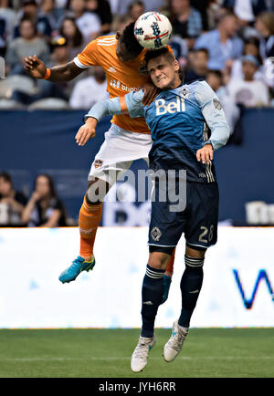 Vancouver, Canada. 19 Ago, 2017. Houston Dynamo's Romell Quioto (L) contende a Vancouver Whitecaps' Jakob Nerwinski durante il 2017 Major League Soccer (MLS) match tra Vancouver Whitecaps e Houston dinamo in Vancouver, Canada, 19 Agosto, 2017. Credito: Andrew Soong/Xinhua/Alamy Live News Foto Stock