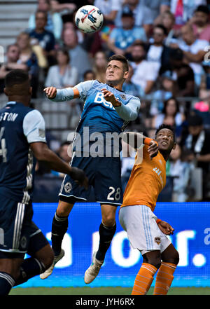 Vancouver, Canada. 19 Ago, 2017. Vancouver Whitecaps' Jakob Nerwinski (L) vies con Houston Dynamo's Romell Quioto durante il 2017 Major League Soccer (MLS) match tra Vancouver Whitecaps e Houston dinamo in Vancouver, Canada, 19 Agosto, 2017. Credito: Andrew Soong/Xinhua/Alamy Live News Foto Stock