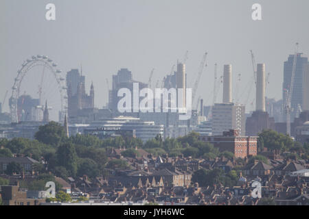 Londra REGNO UNITO. 20 agosto 2017. Regno Unito Meteo. Lo skyline di Londra e i punti di riferimento iconici visto da Wimbledon crogiolarsi nella torbida sole mattutino come le temperature sono previsioni per volare alto e molte parti della Gran Bretagna a godere di un incantesimo di caldo di credito: amer ghazzal/Alamy Live News Foto Stock