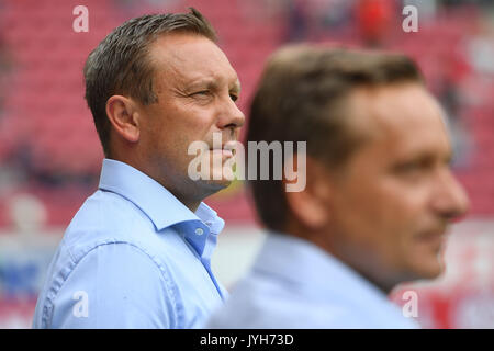 Mainz, Deutschland. 19 Ago, 2017. Andre BREITENREITER, Trainer (Hannover96), vorne:Horst HELDT (Manager Hanover 96). Fussball 1. Bundesliga, 1. Spieltag, Spieltag01, 1.FSV FSV Mainz 05 (MZ) -Hannover 96 (H) 0-1, am 19.08.2017 in Mainz/Deutschland, O P E L A R E N A. | Verwendung weltweit Credito: dpa/Alamy Live News Foto Stock