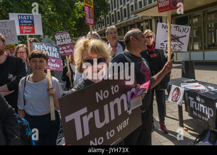 Londra, Regno Unito. 19 Ago, 2017. Persone presso lo stand fino al Trump protestare davanti all'AMBASCIATA DEGLI STATI UNITI. L'organizzazione è supportata da una ventina di organizzazioni comprendenti la CWU, dado, unite, UCU CND, fermare la guerra, la campagna contro il cambiamento climatico, associazione musulmana della Gran Bretagna e altri. è suppor Foto Stock