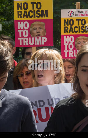 Londra, Regno Unito. 19 Ago, 2017. Persone presso lo stand fino al Trump protestare davanti all'AMBASCIATA DEGLI STATI UNITI. L'organizzazione è supportata da una ventina di organizzazioni comprendenti la CWU, dado, unite, UCU CND, fermare la guerra, la campagna contro il cambiamento climatico, associazione musulmana della Gran Bretagna e altri. è suppor Foto Stock