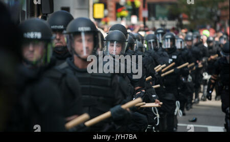 Boston, Stati Uniti d'America. 19 Ago, 2017. La Polizia di Boston ha stimato che fino a 40.000 dimostranti si sono riuniti presso il centro della città al Boston Common, gli Stati Uniti più antico parco pubblico, come un contatore di protestare per una "free speech rally" che è stata dice di essere frequentato da bianco-supremazia di gruppi e individui coinvolti in Charlottesville, VA., dimostrazione che ha preso vita 32-anno-vecchio Heather Heyer nel mese di agosto o 2017. Il "free speech rally è stato frequentato da meno di 100 principalmente l'ala destra dei sostenitori del presidente Donald Trump. Credito: Chuck Nacke/Alamy Live News Foto Stock