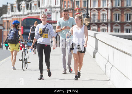 Londra, Regno Unito. 20 agosto 2017. Regno Unito Meteo. I pedoni e gli amanti del jogging potrete crogiolarvi al sole sul Putney Bridge London su una soleggiata giornata piacevole con temperature calde in London Credit: amer ghazzal/Alamy Live News Foto Stock