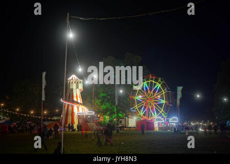 Brecon Beacons, UK. 20 agosto 2017. Una vista notturna del 2017 Green Man festival in Glanusk Park, Brecon Beacons, Galles. Foto Data: domenica 20 agosto, 2017. Credito: Roger Garfield/Alamy Live News Foto Stock