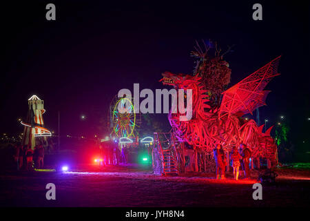 Brecon Beacons, UK. 20 agosto 2017. Una vista notturna del 2017 Green Man festival in Glanusk Park, Brecon Beacons, Galles. Foto Data: domenica 20 agosto, 2017. Credito: Roger Garfield/Alamy Live News Foto Stock