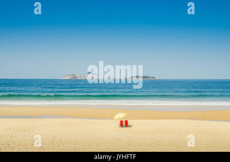 Tropical Beach, due sedie e ombrellone vacanza scena con abbondanza di spazio di copia Foto Stock