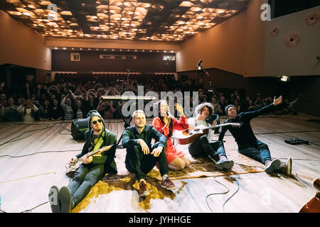 Gomel, Bielorussia - Marzo 17, 2017: Concerto di la bielorussa indie pop duo NAVI (chiamato anche Naviband). NAVI verranno ora rappresentano la Bielorussia in Eurovisio Foto Stock