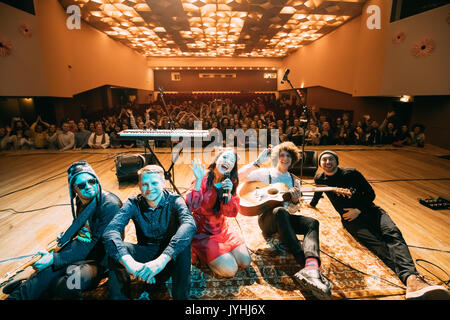 Gomel, Bielorussia - Marzo 17, 2017: Concerto di la bielorussa indie pop duo NAVI (chiamato anche Naviband). NAVI verranno ora rappresentano la Bielorussia in Eurovisio Foto Stock