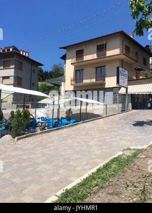 Una passerella verso il basso per una pizzeria a Esino Lario Foto Stock
