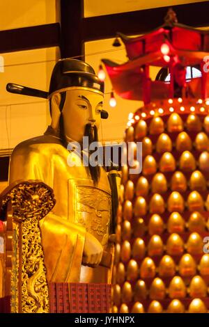 Cina, Shanghai, Huangpu, statua del generale Huo Guang presso il Tempio del Dio della città Foto Stock