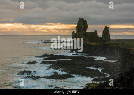 Bird rock , Londrangar, Snaefellsjoekull National Park, Western Islanda, Europa Foto Stock