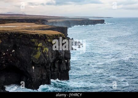 Scogliere di basalto in Londrangar, Snaefellsjoekull National Park, Western Islanda, Europa Foto Stock