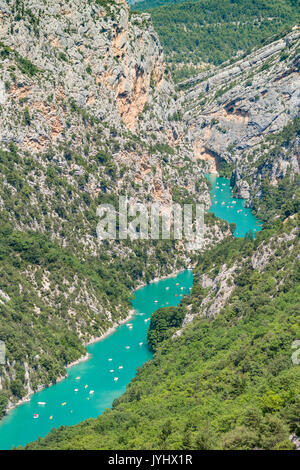 Barche a remi sulle acque delle Gorges du Verdon. La Palud-sur-Verdon, Alpes-de-Haute-Provence, Provence-Alpes-Côte d'Azur, in Francia, in Europa. Foto Stock