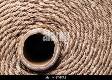 Arrotolato corda marrone sfondo con core Foto Stock