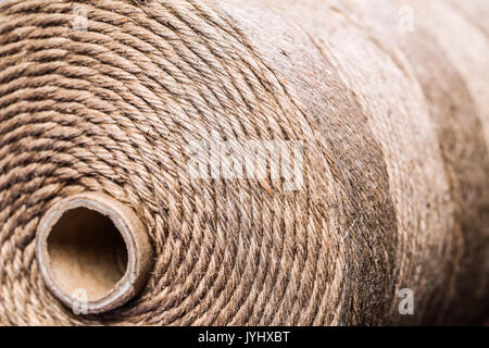 Arrotolato corda marrone sfondo con core Foto Stock