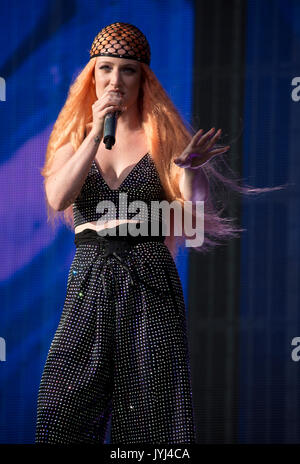 Jess Glynne gioca a Supervene stadio durante il V Festival a Hylands Park a Chelmsford Essex. Foto Stock