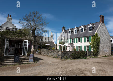 Dalla collina del porto verso la Avenue, la strada principale dello shopping di piccole imprese e artigianato sulla Isola di Sark, il Baliato di Guernsey Foto Stock