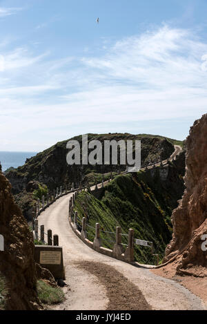 La Coupee, una stretta ghiaia causeway con un 300 piedi goccia su entrambi i lati, il collegamento di Little Sark e grande Sark sull'Isola di Sark, Baliato di Foto Stock