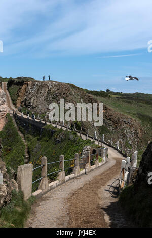 La Coupee, una stretta ghiaia causeway con un 300 piedi goccia su entrambi i lati, il collegamento di Little Sark e grande Sark sull'Isola di Sark, Baliato di Foto Stock