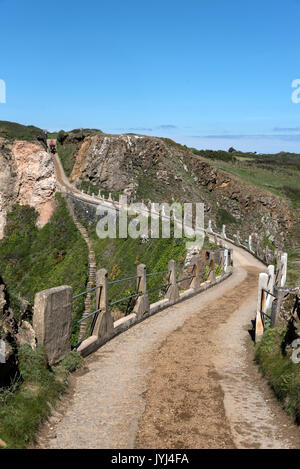 La Coupee, una stretta ghiaia causeway con un 300 piedi goccia su entrambi i lati, il collegamento di Little Sark e grande Sark sull'Isola di Sark, Baliato di Foto Stock