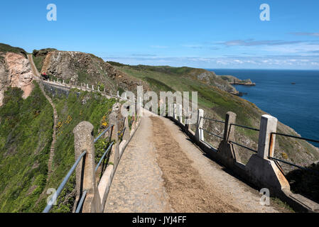 La Coupee, una stretta ghiaia causeway con un 300 piedi goccia su entrambi i lati, il collegamento di Little Sark e grande Sark sull'Isola di Sark, Baliato di Foto Stock