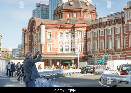 Tokyo, Giappone - Nov 19, 2015 : Traveler si scatta la foto della stazione di Tokyo, Tokyo, Giappone. Questa stazione è la stazione principale dei treni di Tokyo. Foto Stock