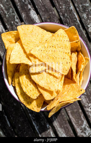 Ciotola di stile messicano tortillas contro un oscuro weathered tavolo in legno top Foto Stock