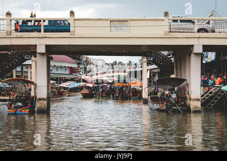 SAMUT SONGKHRAM, Tailandia - 23 Aprile: Amphawa è uno dei più famosi mercati galleggianti in Thailandia. Il 23 aprile 2017 in Samut Songkhram, Thailandia. Foto Stock