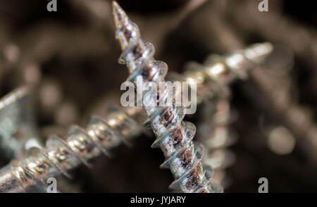 La filettatura della vite e Bokeh di fondo nell'immagine. Il centro del filetto della vite è la messa a fuoco e il resto è in bokeh di fondo dalla parte anteriore a quella posteriore Foto Stock
