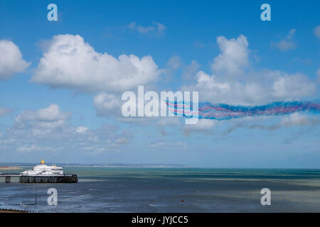 RAF frecce rosse aerobatic team display eseguendo la precisione sorvolare il Canale della Manica a Airbourne 2017 con Eastbourne Pier, Inghilterra. Foto Stock