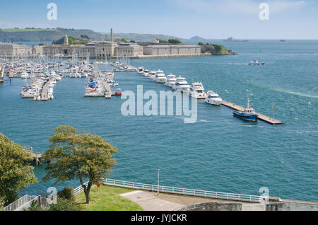 PLYMOUTH REGNO UNITO. 19 agosto 2017. Plymouth il Royal William Yard e frangionde visto dalla collina di Mount Wise, verdi alberi in primo piano. Foto Stock