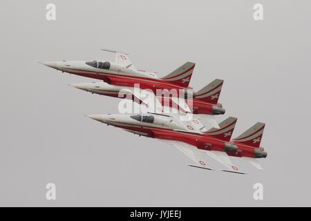 La Patrouille Suisse Northrop F-5E Tigri volare in formazione a RIAT 2017 Foto Stock