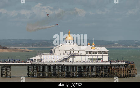 Due RAF frecce rosse Aeromobili sorvolano Eastbourne Pier a Airbourne 2017, Eastbourne, Inghilterra. Foto Stock
