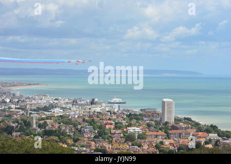 Le frecce rosse sorvolano Eastbourne in East Sussex Foto Stock