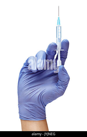 Man mano guanto medicale con siringa isolati su sfondo bianco. Concetto medico. Close up. Alta risoluzione prodotto Foto Stock