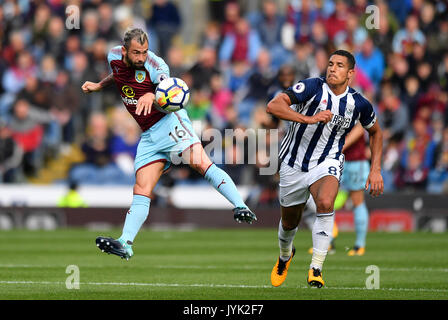 Burnley's Steven Defour (sinistra) e West Bromwich Albion è Jake Livermore in azione durante il match di Premier League a Turf Moor, Burnley. Foto Stock