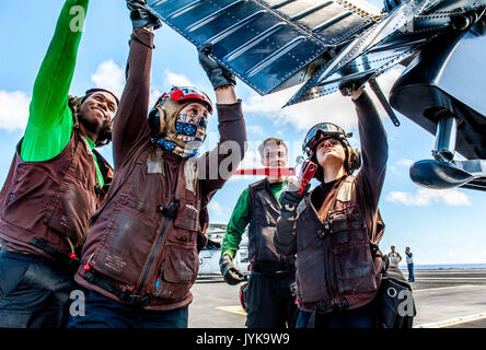 170816-N-RZ514-297 OCEANO ATLANTICO (Agosto 16, 2017) velisti assegnati per il 'Spartans' di elicottero Maritime Strike Squadron (HSM) 70 sollevare lo stabilizzatore su un MH-60R Sea Hawk elicottero sul ponte di volo della portaerei USS George H.W. Bussola (CVN 77). La nave e il suo supporto strike gruppo sono in transito a casa da un programmato di sette mesi di distribuzione nel supporto del le operazioni di sicurezza marittima e di teatro la cooperazione in materia di sicurezza gli sforzi negli Stati Uniti La quinta e la sesta flotta aree di responsabilità. (U.S. Foto di Marina di Massa Specialista comunicazione marinaio Jennifer M. Kirkman/rilasciato) Foto Stock