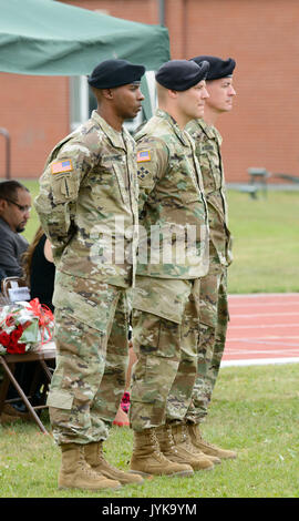 Da sinistra, U.S. Comando Esercito Sgt. Il Mag. Joe C. Birkhead IV, in uscita senior leader arruolato, Lt. Col. Nicholas E. Prisco e il comando Sgt. Il Mag. Timothy D. McGuire, stand presso l'attenzione durante la modifica della responsabilità per il trentanovesimo battaglione di segnale, Wingene, Belgio, 27 luglio 2017. (U.S. Esercito foto di Visual Information Specialist Pierre-Etienne Courtejoie) Foto Stock