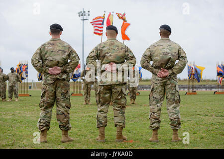 Da sinistra, U.S. Comando Esercito Sgt. Il Mag. Timothy D. McGuire, incoming senior leader arruolato, Lt. Col. Nicholas E. Prisco e il comando Sgt. Il Mag. Joe C. Birkhead IV, stand presso l'attenzione durante la modifica della responsabilità per il trentanovesimo battaglione di segnale, Wingene, Belgio, 27 luglio 2017. (U.S. Esercito foto di Visual Information Specialist Pierre-Etienne Courtejoie) Foto Stock