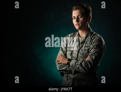 Airman 1. Classe Kayla Loftis, quinto munizioni squadrone tecnico di scorte, prende l'inventario giornaliero e sposta le munizioni per il corretto stoccaggio. (U.S. Air Force foto/Senior Airman J.T. Armstrong) Foto Stock