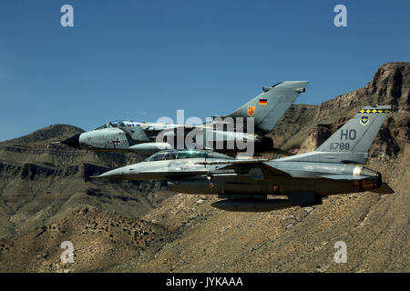 Un tedesco air force Tornado e un F-16 Fighting Falcon assegnato al 314Fighter Squadron, volare in formazione insieme durante l'ultimo giunto battenti missione qui a Holloman Air Force Base, Agosto 17, 2017. Il GAF è entrato nella sua fase finale di partenza, tuttavia essi non completano la loro partenza da Holloman AFB fino a metà 2019. (U.S. Air Force foto di magg. Bradford 'Emcon' Brizek) Foto Stock