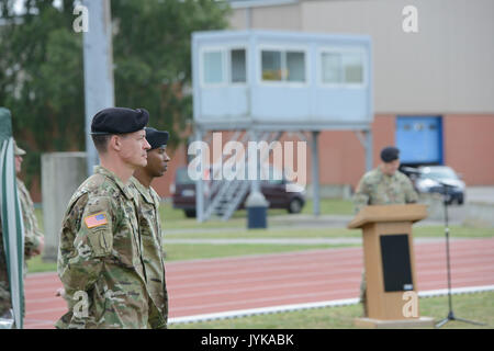 Stati Uniti Comando Esercito Sgt. Il Mag. Timothy D. McGuire, il nuovo senior leader arruolato per il trentanovesimo battaglione di segnale e il comando Sgt. Il Mag. Joe C. Birkhead IV, il suo predecessore, ascoltare le osservazioni fatte dal Lt. Col. Nicholas E. Prisco, per il passaggio di responsabilità di 39th battaglione di segnale, Wingene, Belgio, 27 luglio 2017. (U.S. Esercito foto di Visual Information Specialist Pierre-Etienne Courtejoie) Foto Stock